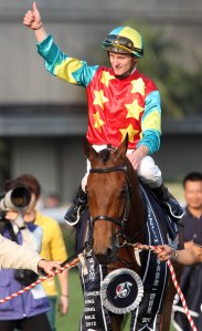 潘頓向馬迷舉拇指慶祝當然沒有問題。 Source: HKJC