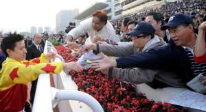 平時對馬迷冷酷的蔡明紹，主動接受馬迷握心及簽名。 Source: HKJCSource: HKJC