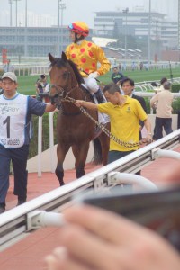 「事事為王」過終點後受到馬迷歡迎。