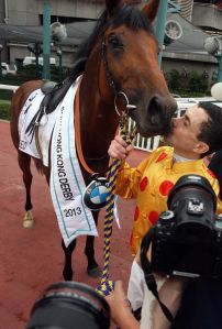 韋達親吻打吡冠軍事事為王 Source: HKJC