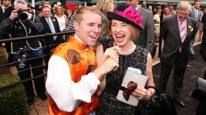 活侯夫人與貝湯美互相慶祝勝出金拖鞋大賽。