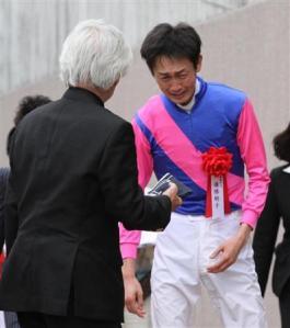 騎師武幸四郎在頒獎台上喜極而泣 Source: Sankei Sports