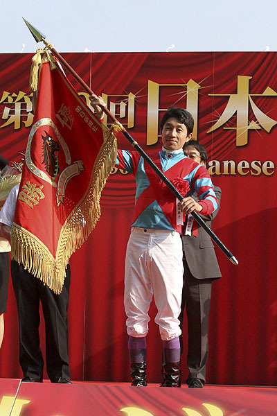 武豐相隔七年，再度站上東京優駿的頒獎台，獲得了馬迷的熱烈歡呼 Source: Keiba Book