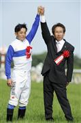 安田隆行及岩田康誠同賀今場賽事的勝利。 Source: Sankei Sports