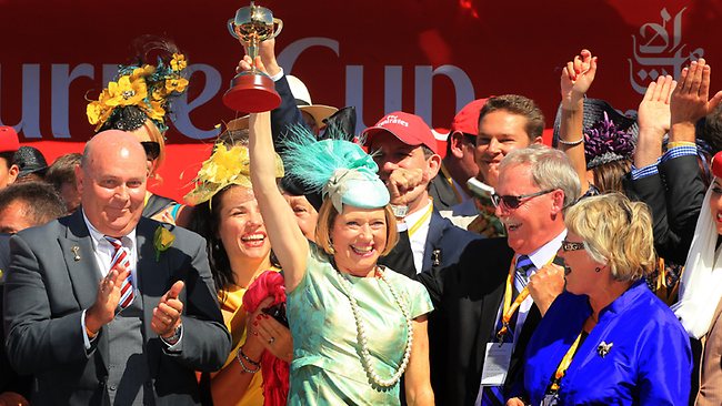 活侯夫人高舉獎盃慶祝勝利 Source: Mark Evans/Herald Sun