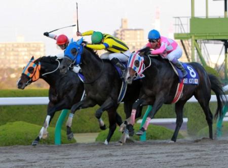 李慕華把握時機不錯，才能在終點前力壓Wonder Acute先過終點。 Source: Kosuke Iwayu/Daily Sports