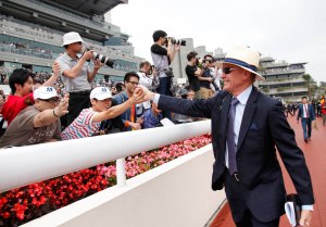 這場的驚喜勝利，大摩與在場馬迷擊掌慶祝。 Source: HKJC