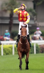 「威爾頓」竟可在最後150米仍有一口氣，轉跑法後反勝「軍事出擊」。 Source :HKJC