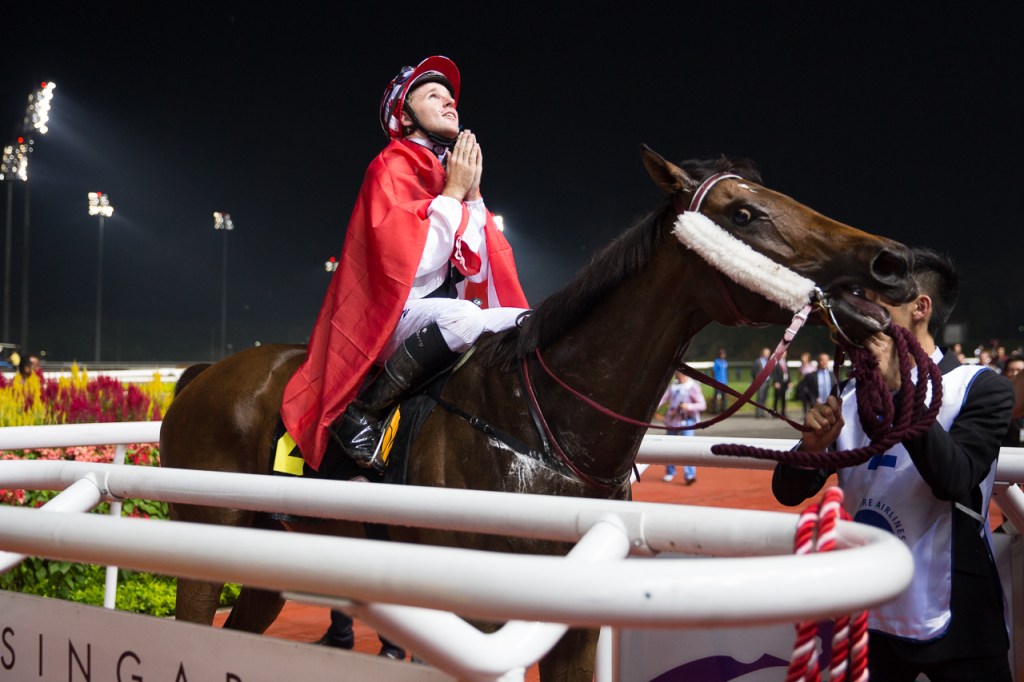 每一次贏出頭馬的貝湯美，均向死去的兄長貝禮頓合十悼念。  Source: HKJC