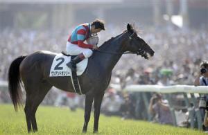 「天下唯一」向觀眾席的皇太子德仁脫帽致敬。 Source: Sankei Sports