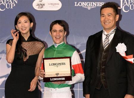 藝人林志玲以及棒球明星田中將大出席頒獎典禮。 Source: Sankei Sports