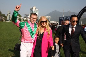 潘頓與妻子Nicole慶祝賽事的勝利。 Source: HKJC