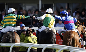 騎師Leighton Aspell接受麥歌及莫隆尼的慶祝 Source: Alan Crowhurst/Getty Images