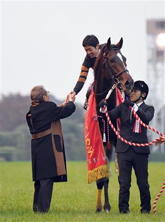 武豐在合照前與馬主代表北島三郎握手 Source: Snakei Shimbun