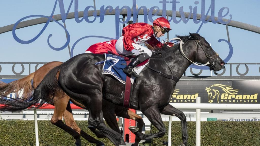 每日賽馬晚報（2022年4月23日），萬滿園賽事終可打六鞭，貝湯美蘭域轉彎提早大外一氣贏馬