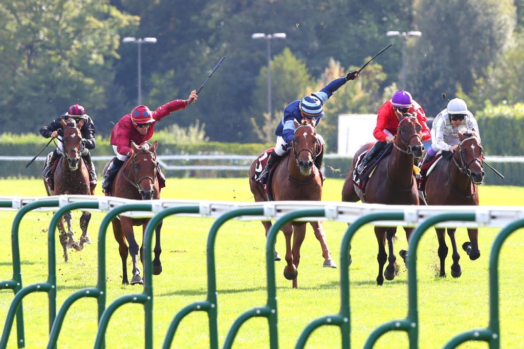 福伊錦標鮮紅葉搞破壞，Simca Mille發揮巴黎大賽表現奪尼爾錦標，凱旋門大賽奪標賠率最新分析