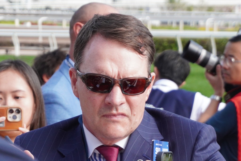 每日賽馬晚報（2024年5月1日），🇮🇪🇬🇧岳伯仁進入英國賽馬殿堂，🇬🇧爭雄掠寶全妹初出有驚無險贏馬