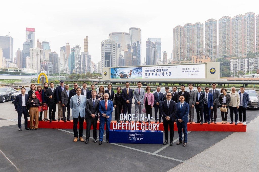 每日賽馬晚報（2024年3月14日），🇭🇰香港打吡大賽公佈出賽馬名單，🇬🇧韓德信馬匹大量退出卓定咸風波