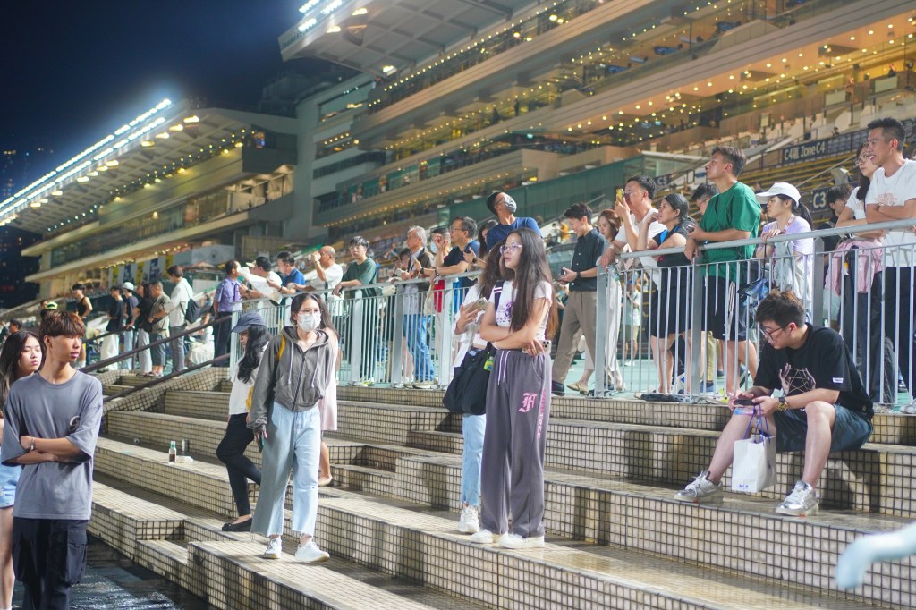 2023-24年香港賽馬大事回顧（2），馬會積極大搞黃昏賽，宣傳氣氛不遜色於Happy Wednesday