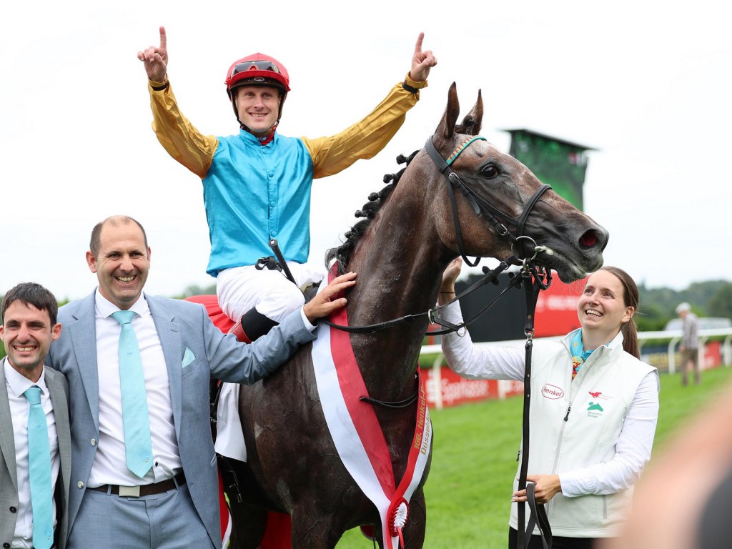 德國橡樹大賽，赤楊參天狂放贏馬，何澤堯貴婦瑪莉力保季軍