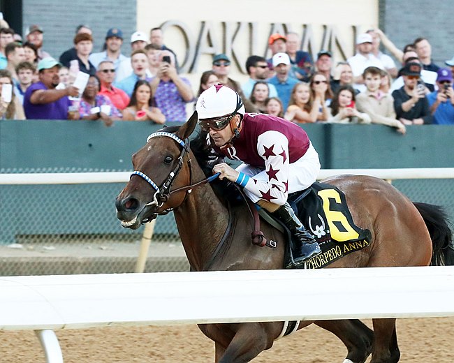 每日賽馬晚報（2025年4月14日），🇬🇧觸動心扉加冕盃復出，🇺🇸Thorpedo Anna雌馬賽繼續連捷