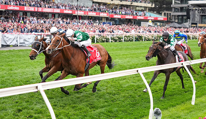 每日賽馬晚報（2025年12月5日），🇬🇧希綺珊財困棄做練馬師，🇳🇿麥道朗成浪琴冠軍騎師