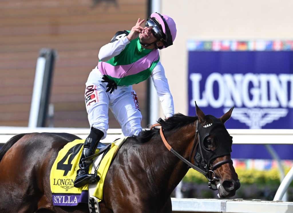 每日賽馬晚報（2025年11月4日），🇺🇸Scylla回勇贏雌馬大賽，🇦🇺觀察家攻下維省打吡