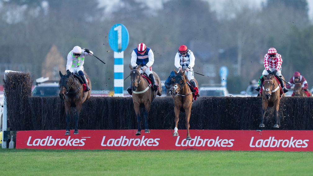 每日賽馬晚報（2025年12月27日），🇬🇧The Jukebox Man大激鬥險勝英皇佐治障礙賽，🇭🇰數字天文發揮四歲馬系列賽小宇宙